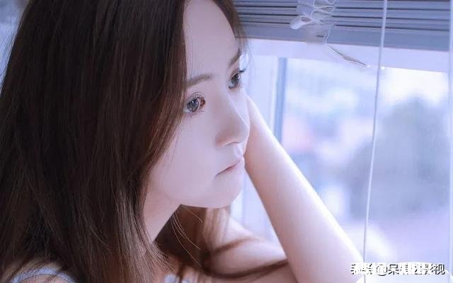 女朋友说我知道你对我是真心的，可是方法使错了，我们分手吧！之后也没有拉黑删除，请问这样怎么挽回