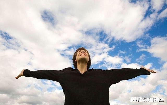 过分在意别人看法的人，过得很堵塞，别人一句话就可以打败你；那过分不在意别人看法的人，会过得怎么样