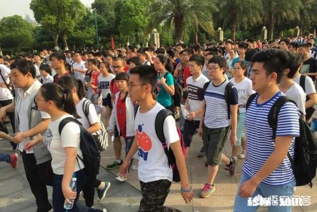 看到自己孩子从高考考场里走出，为了不影响孩子，作为家长的你应该怎么做