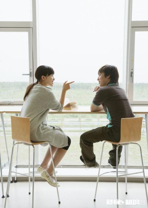 看到自己孩子从高考考场里走出，为了不影响孩子，作为家长的你应该怎么做