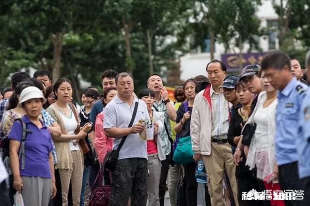 看到自己孩子从高考考场里走出，为了不影响孩子，作为家长的你应该怎么做