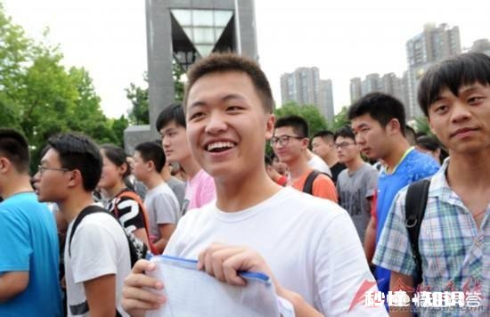 看到自己孩子从高考考场里走出，为了不影响孩子，作为家长的你应该怎么做