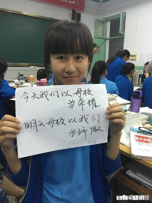 看到自己孩子从高考考场里走出，为了不影响孩子，作为家长的你应该怎么做