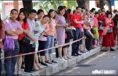 看到自己孩子从高考考场里走出，为了不影响孩子，作为家长的你应该怎么做