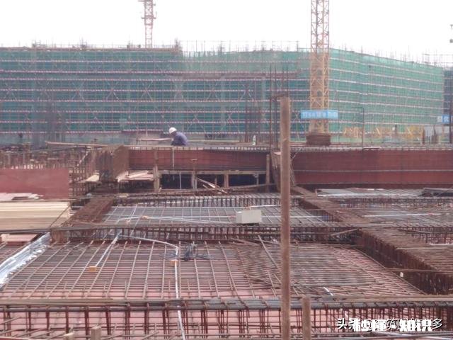 我在工地干活时手受伤，我在住院期间老板逼着我俩个工友签了一后期合同，现在我该咋办