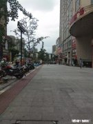 我在工地干活时手受伤，我在住院期间老板逼着我俩个工友签了一后期合同，现在我该咋办