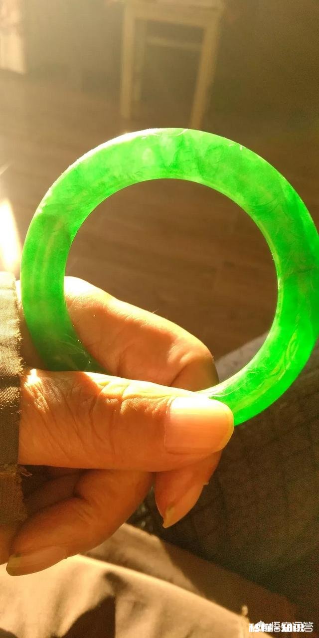 你喜欢什么样的翡翠手镯