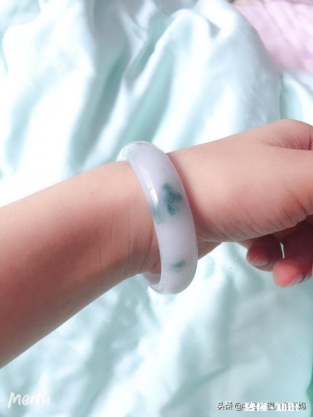 你喜欢什么样的翡翠手镯