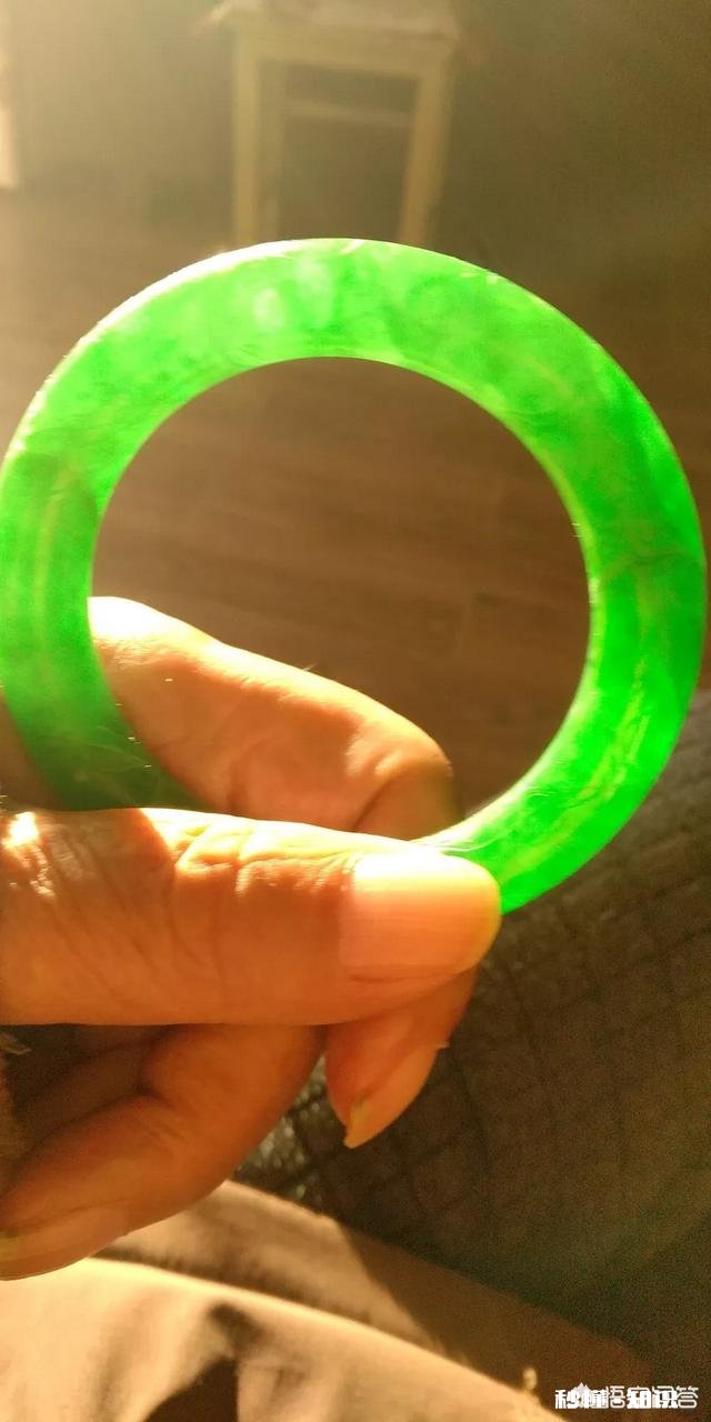 你喜欢什么样的翡翠手镯