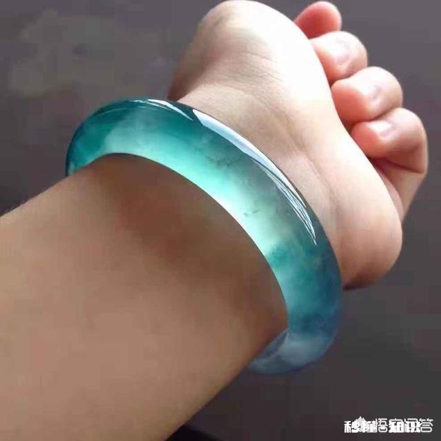 你喜欢什么样的翡翠手镯