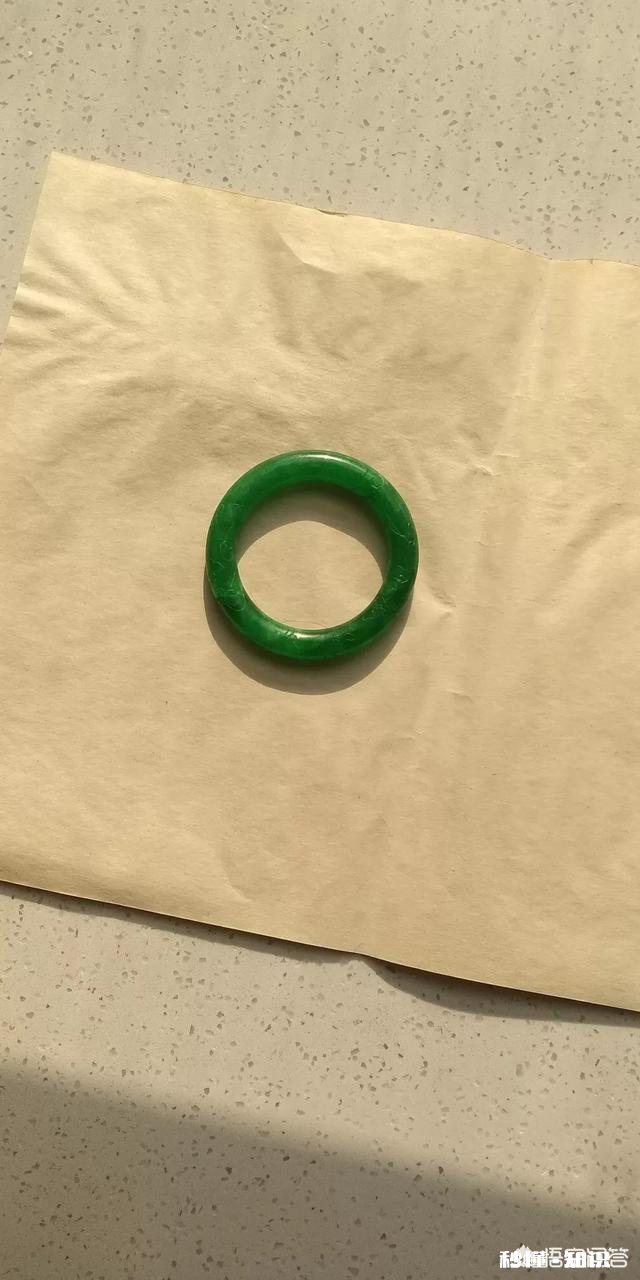 你喜欢什么样的翡翠手镯