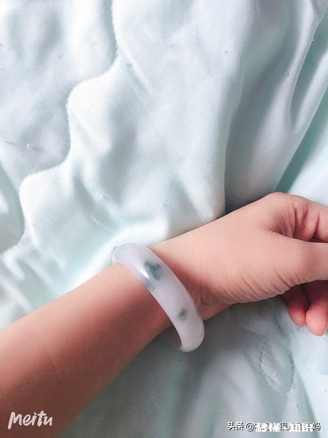 你喜欢什么样的翡翠手镯