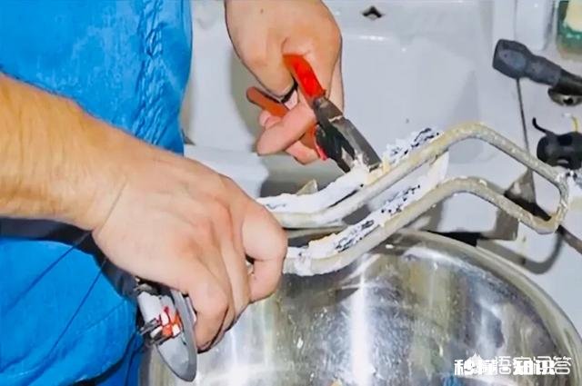 洗澡热水器放出来的热水很小，怎样解决