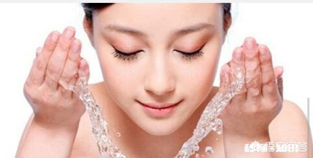 脸上有痘印，敏感肌肤，适合用什么护肤品