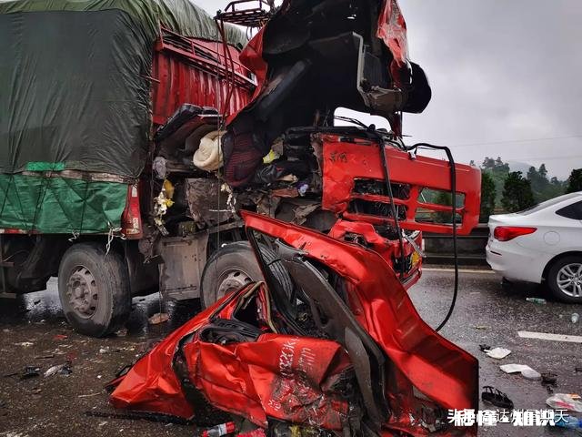 包茂高速达州境内500米内连发3起车祸，数十米长的隔离带被扫平, 你怎么看