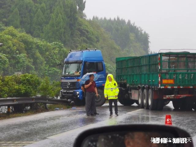 包茂高速达州境内500米内连发3起车祸，数十米长的隔离带被扫平, 你怎么看