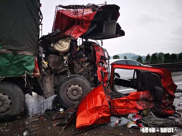 包茂高速达州境内500米内连发3起车祸，数十米长的隔离带被扫平, 你怎么看