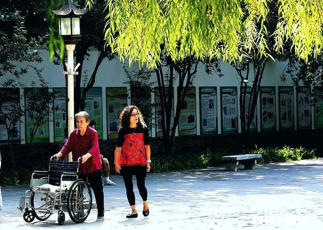 单反相机镜头几万元一支，是否存在垄断行为