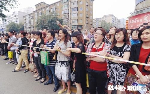 儿子高一月考考了830,入学成绩排年级第九九这次月考退步了十几名,这种波动正常吗