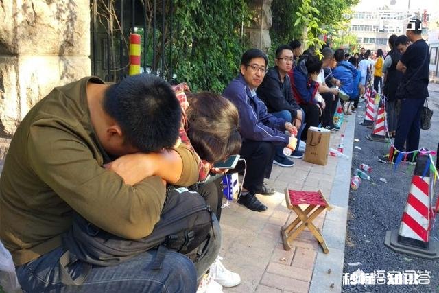 儿子高一月考考了830,入学成绩排年级第九九这次月考退步了十几名,这种波动正常吗