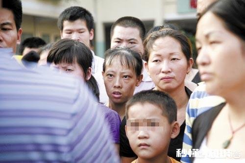 儿子高一月考考了830,入学成绩排年级第九九这次月考退步了十几名,这种波动正常吗