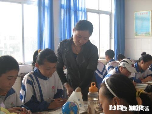 河南一所小学上百学生跪在操场考试,校方:坐不下,你怎么评价