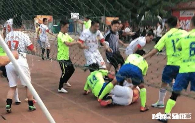 业余足球比赛现恶意飞踹，伤者脊柱受创，伤人球员需要赔偿吗