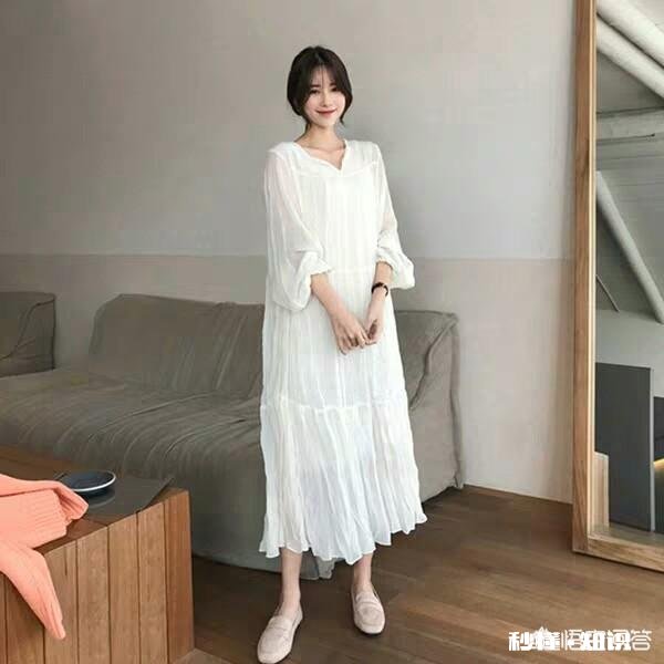 白色连衣裙如何搭配布鞋与发型