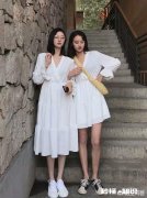 白色连衣裙如何搭配布鞋与发型