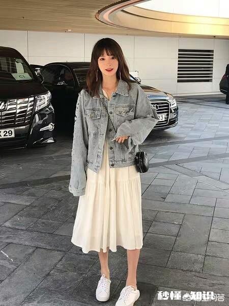 白色连衣裙如何搭配布鞋与发型