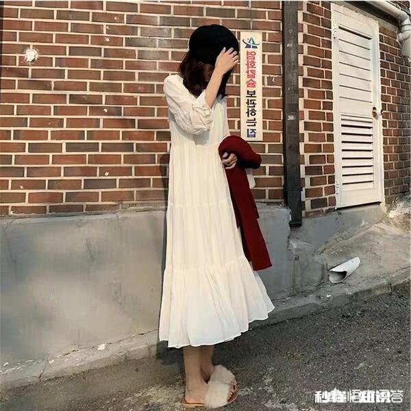 白色连衣裙如何搭配布鞋与发型