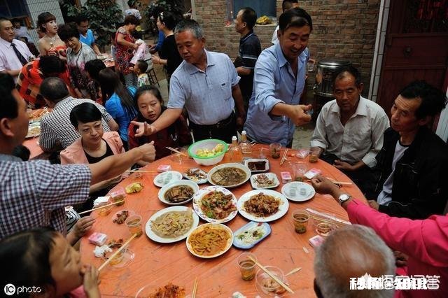 现在有人说，在农村媒婆是个很好的职业，说说你们那里说成一桩姻缘，给媒婆多少钱