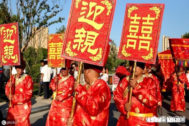 现在有人说，在农村媒婆是个很好的职业，说说你们那里说成一桩姻缘，给媒婆多少钱