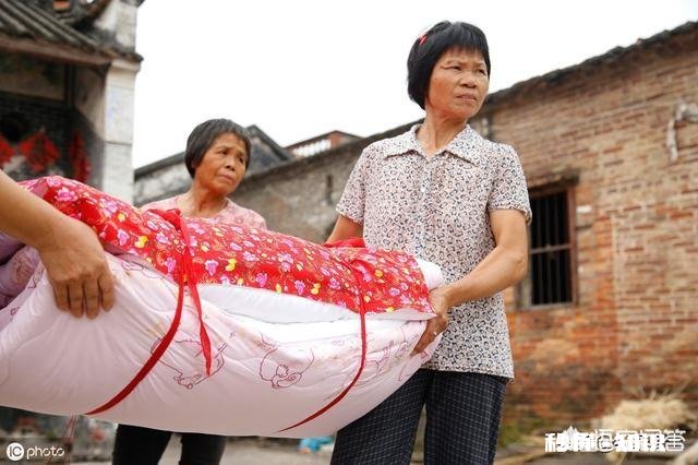 现在有人说，在农村媒婆是个很好的职业，说说你们那里说成一桩姻缘，给媒婆多少钱