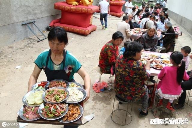 现在有人说，在农村媒婆是个很好的职业，说说你们那里说成一桩姻缘，给媒婆多少钱