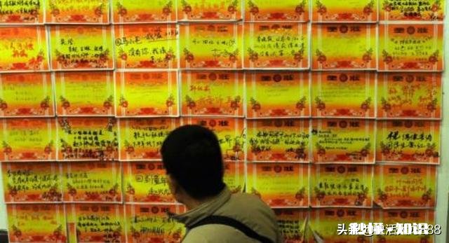 有些小学老师布置作业为什么不写黑板上而让学生统一交费购买试卷、测评之类的书本当做作业