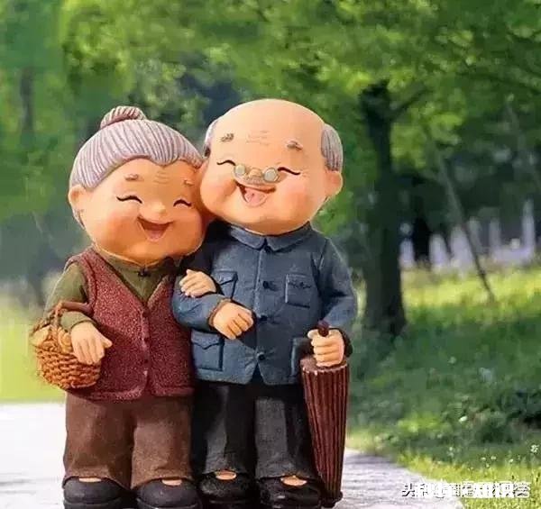 你觉得公交车上的“请您为老弱病残孕及怀抱婴儿的乘客让座”这句话该不该取消掉为什么