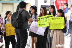 家里穷，孩子想花自己攒的30000块去旅游，家长该不该同意