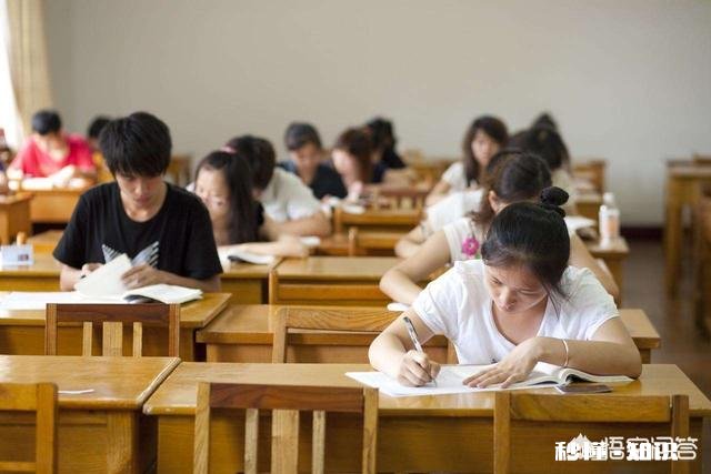 我现在高二，文科生，不知道以后要选什么专业，不知道自己想干嘛，也不知道自己喜欢哪个大学，我该怎么办