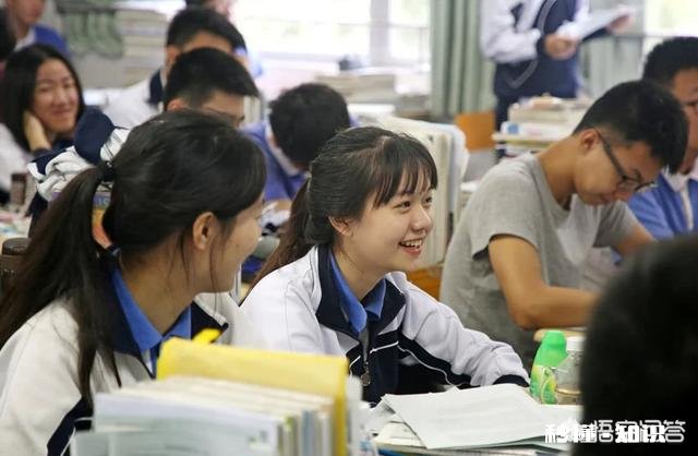 我现在高二，文科生，不知道以后要选什么专业，不知道自己想干嘛，也不知道自己喜欢哪个大学，我该怎么办