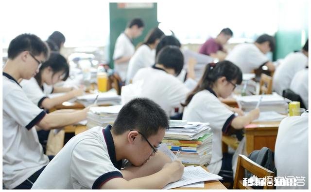 我现在高二，文科生，不知道以后要选什么专业，不知道自己想干嘛，也不知道自己喜欢哪个大学，我该怎么办