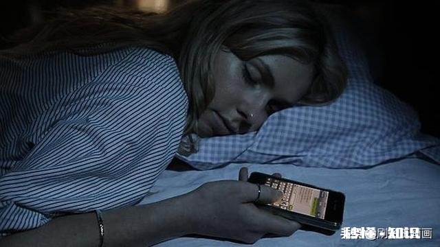 学生想买一款手机用于学习，但怕管不住自己，我该怎么办?可以用家教机代替吗