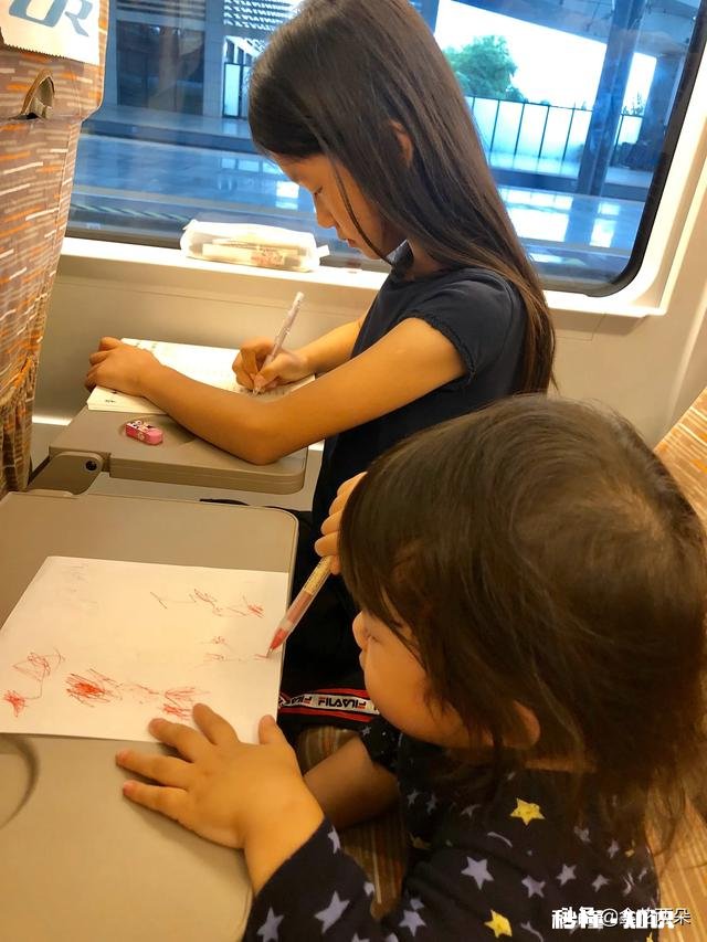 二胎宝妈亲身经历，俗话说“头胎看书养，二胎当猪养”，两胎有什么不同，该怎样理解