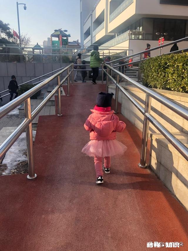 二胎宝妈亲身经历，俗话说“头胎看书养，二胎当猪养”，两胎有什么不同，该怎样理解