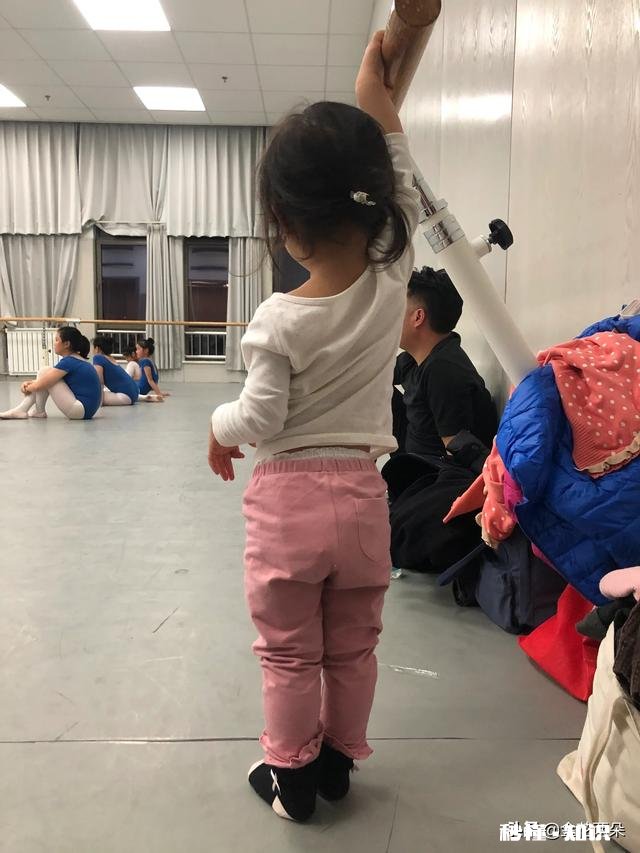 二胎宝妈亲身经历，俗话说“头胎看书养，二胎当猪养”，两胎有什么不同，该怎样理解