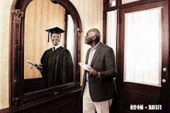 镜子和照相机里面的自己为什么不一样。照相机里面的好丑。哪一个是真实的自己