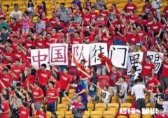 足球赛开场前，球员围在一起在干什么