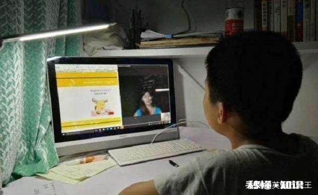 网课英语老师每次会让学霸讲课，我家娃不听课自己写作业，该怎么办