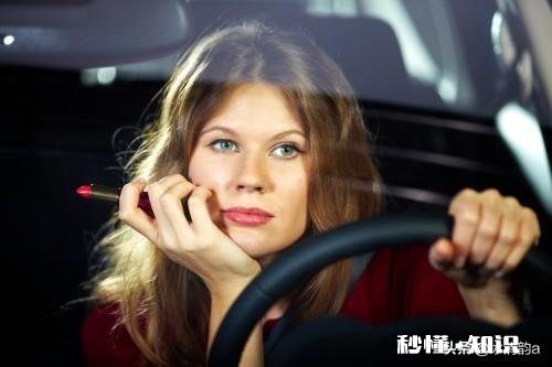 刚刚学会开车，跟老公一起开的时候每次都被他骂的很惨很凶，碰到这样的老公怎么办