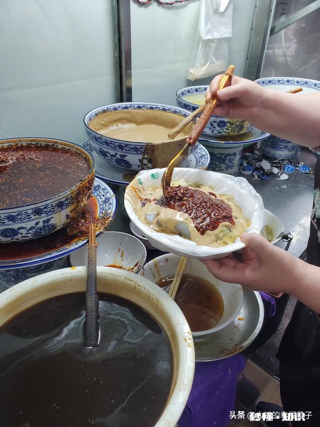 有外地人说吃西安的羊肉泡馍感觉像在吃浆糊，让人一秒没了食欲，不知道这该怎么怼回去